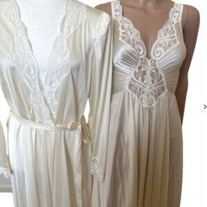 NWOT OLGA Full Sweep Vintage Ivory Peignoir Robe Nightgown 92270 94270 Medium